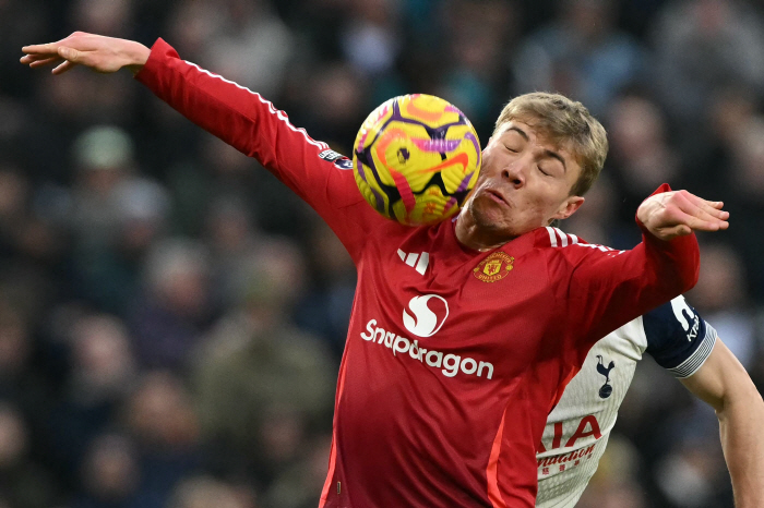 Manchester United's 130 billion-dollar striker and coach finally explodes with discontent! Frustrating...16 games scoreless, only 2 goals in the league this season