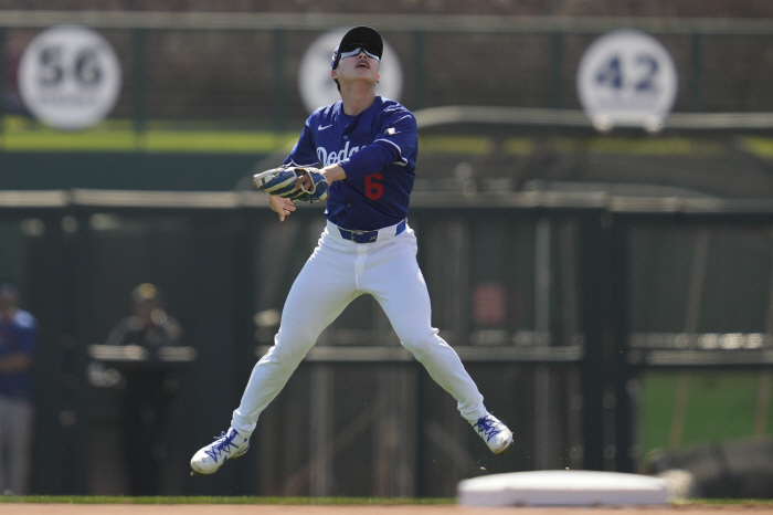 Roberts Kim Hye-sung  There was a reason why he was stuck in center field, left-handed center field is not bad. It's smooth. I'm so satisfied