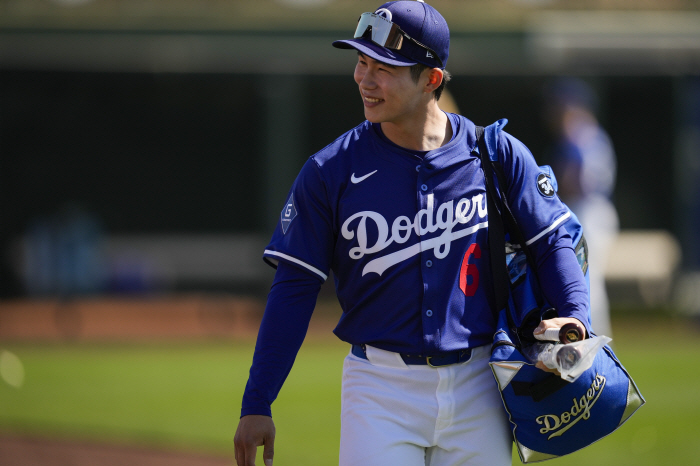 Roberts Kim Hye-sung  There was a reason why he was stuck in center field, left-handed center field is not bad. It's smooth. I'm so satisfied