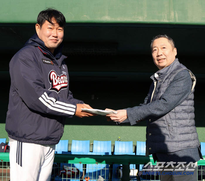 Doosan Bears owner Park Jung-won is serious about baseball visiting Miyazaki Camp. I'm happy to receive encouragement from captain Yang Eui-ji 