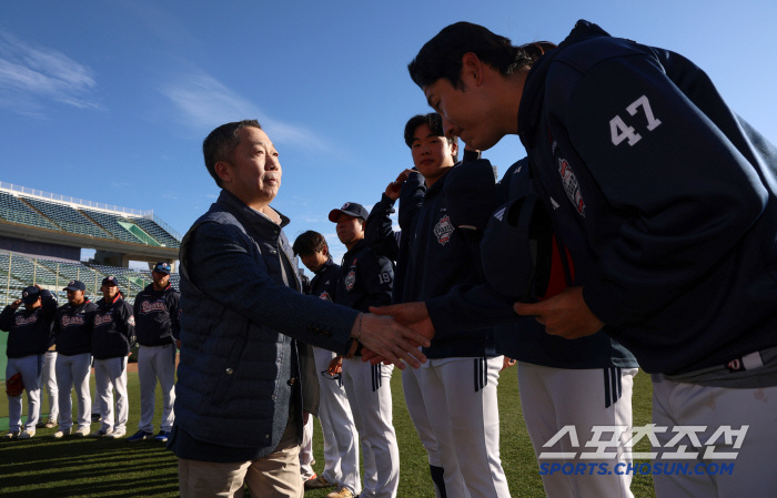 Doosan Bears owner Park Jung-won is serious about baseball visiting Miyazaki Camp. I'm happy to receive encouragement from captain Yang Eui-ji 