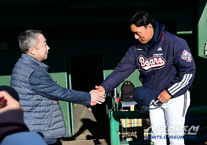 Doosan Bears owner Park Jung-won is serious about baseball visiting Miyazaki Camp. I'm happy to receive encouragement from captain Yang Eui-ji 