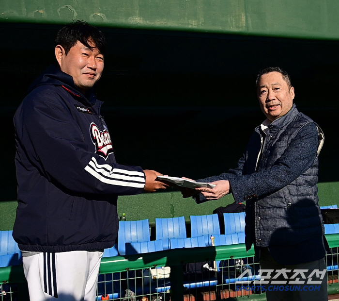 Doosan Bears owner Park Jung-won is serious about baseball visiting Miyazaki Camp. I'm happy to receive encouragement from captain Yang Eui-ji 