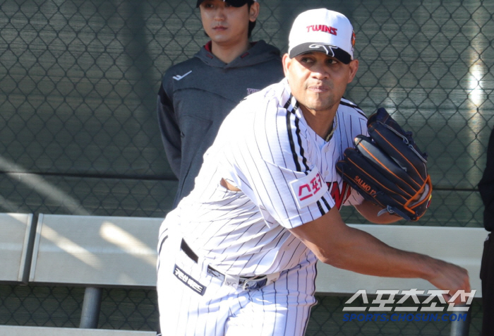 He will meet Kim Do-young from the beginning of Chirinos, the winning contractor who was brought after throwing away 13 wins. On the 26th, he will start his first practice game against KIA