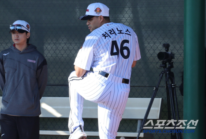 He will meet Kim Do-young from the beginning of Chirinos, the winning contractor who was brought after throwing away 13 wins. On the 26th, he will start his first practice game against KIA