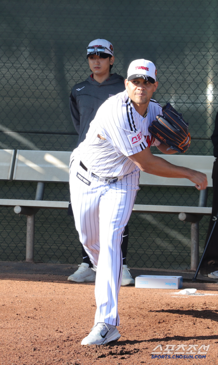 He will meet Kim Do-young from the beginning of Chirinos, the winning contractor who was brought after throwing away 13 wins. On the 26th, he will start his first practice game against KIA