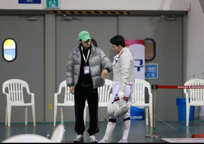 Hwaseong City Hall Fencing Team, coached by Shudol Kim Jun-ho, won the team event of the President of the Industrial Fencing Federation