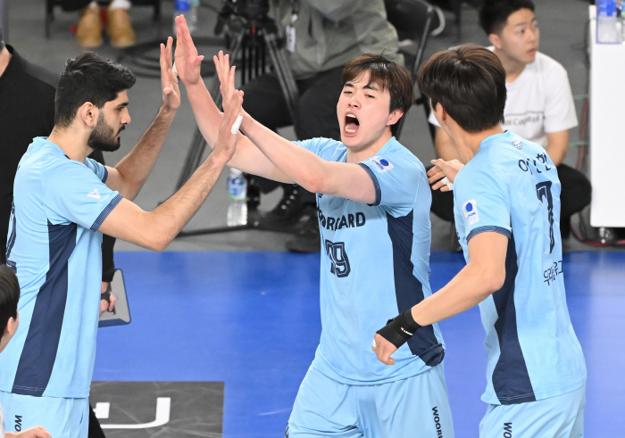 It's not over yet! Ali 22 points → Park Jun-hyuk's 8-block Woori Card confirmed the first place after a full set battle, catching Hyundai and hoping for spring volleyball. 