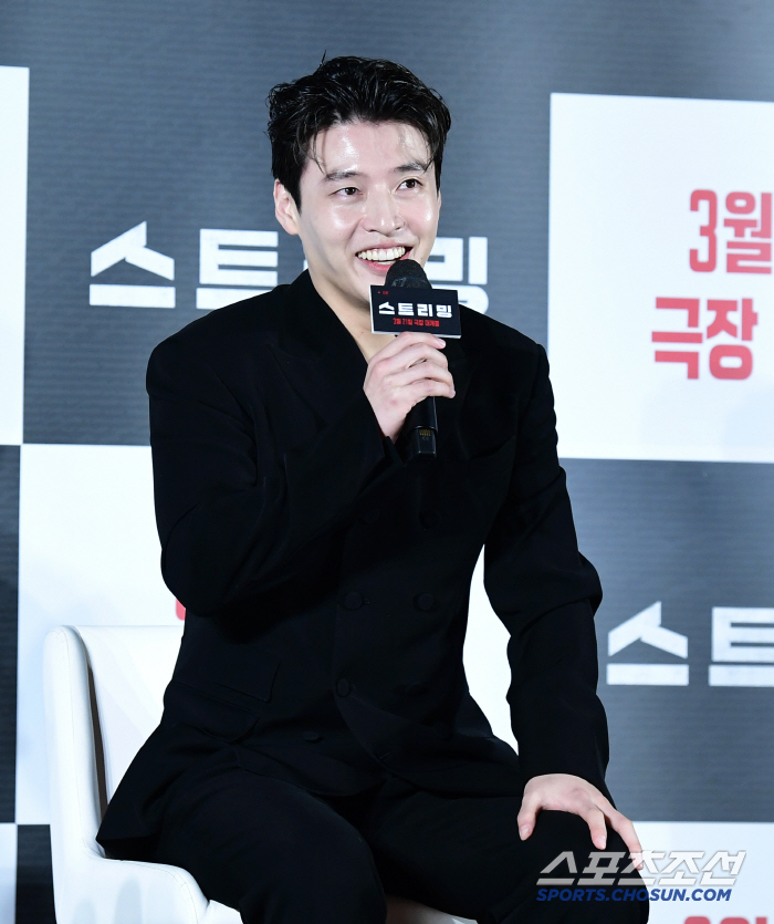  A bright smile that conveys positive energy from Kang Ha-neul