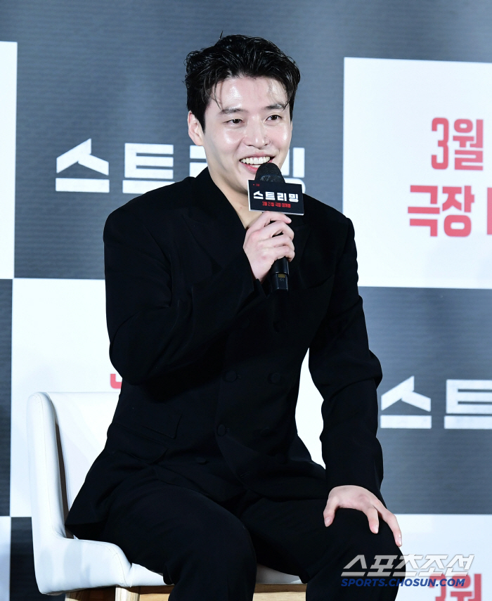  A bright smile that makes Kang Ha-neul happy
