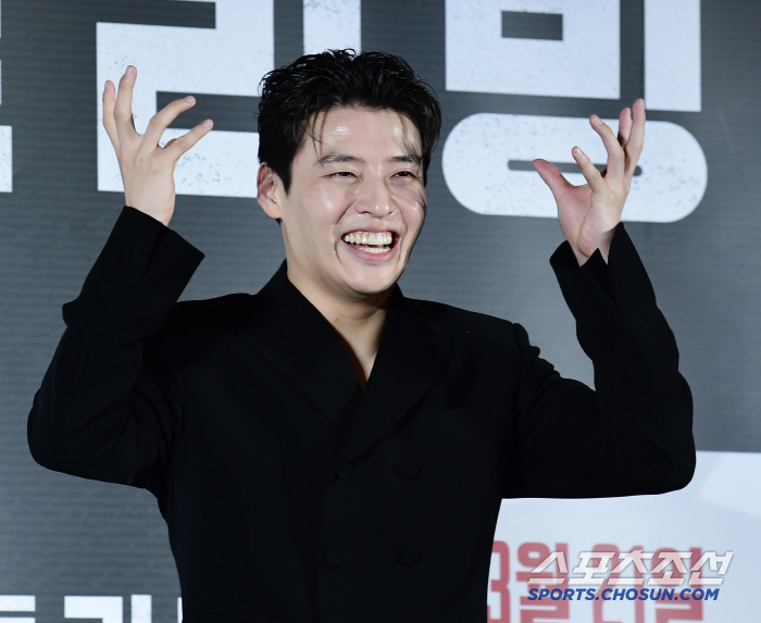  Kang Haneul, with a happy smile