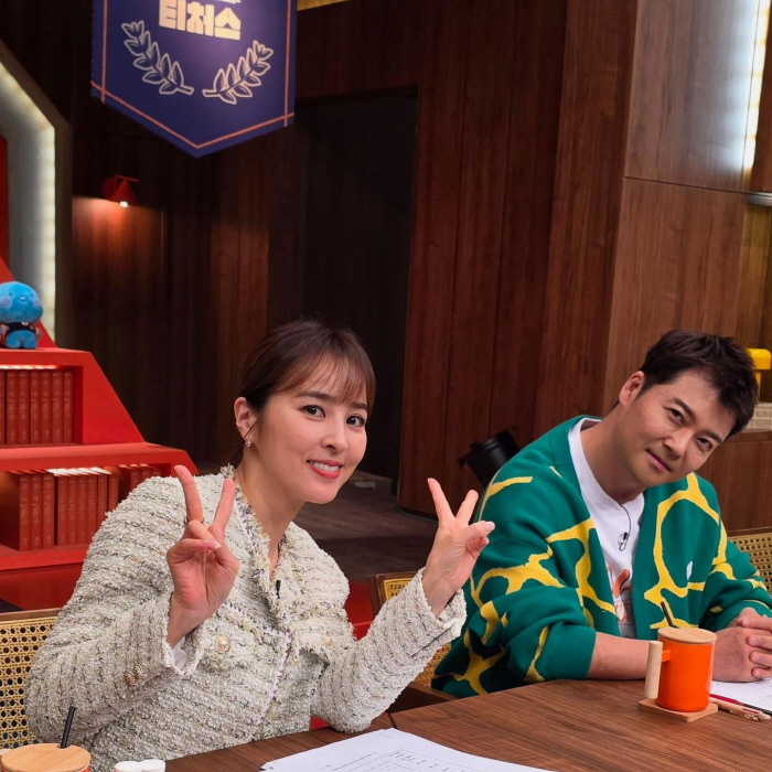  Han Hyejin, Jeon Hyunmoo and V... The behind-the-scenes footage of Teachers Season 2's return was released