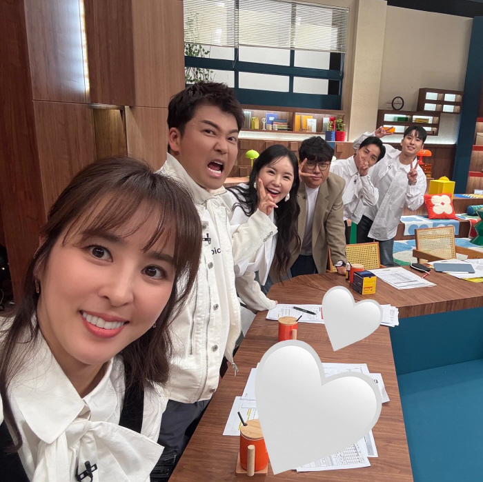  Han Hyejin, Jeon Hyunmoo and V... The behind-the-scenes footage of Teachers Season 2's return was released