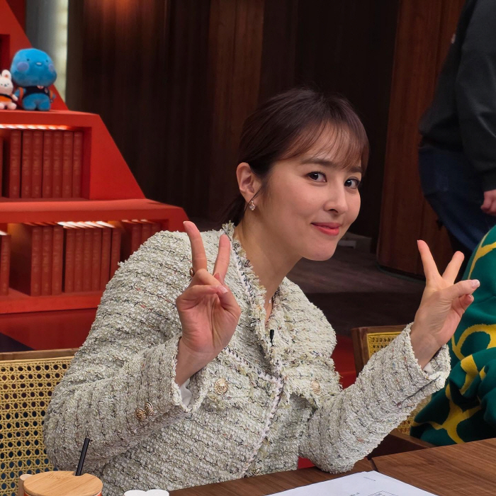  Han Hyejin, Jeon Hyunmoo and V... The behind-the-scenes footage of Teachers Season 2's return was released