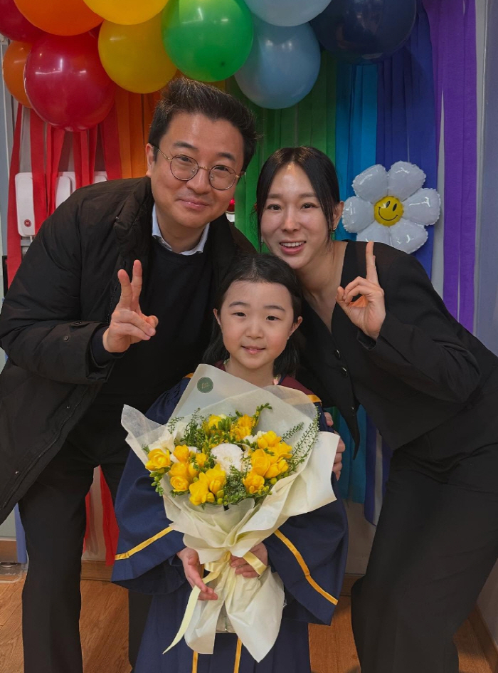 The tuition alone is 12 million won, Lee Ji-hye, and her daughter is crying at the graduation ceremony