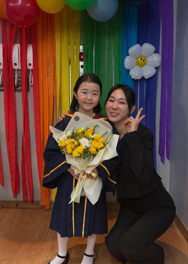 The tuition alone is 12 million won, Lee Ji-hye, and her daughter is crying at the graduation ceremony