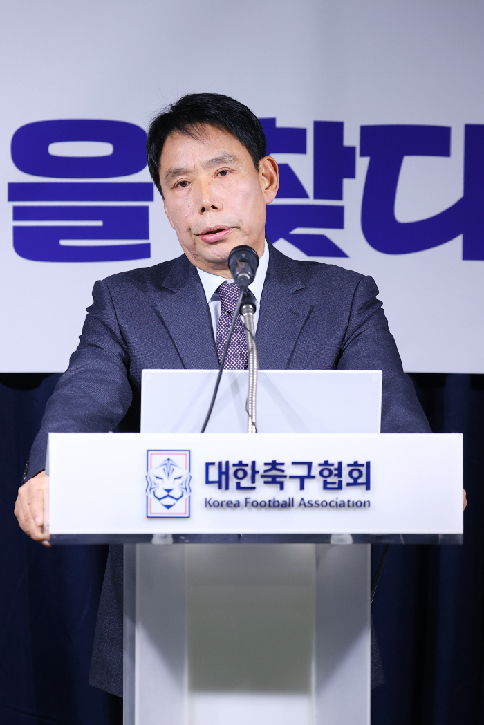 The working president will be given by a soccer player who is a candidate for Shin Moon-seon who promised to work, and will create an association where the people are the owners