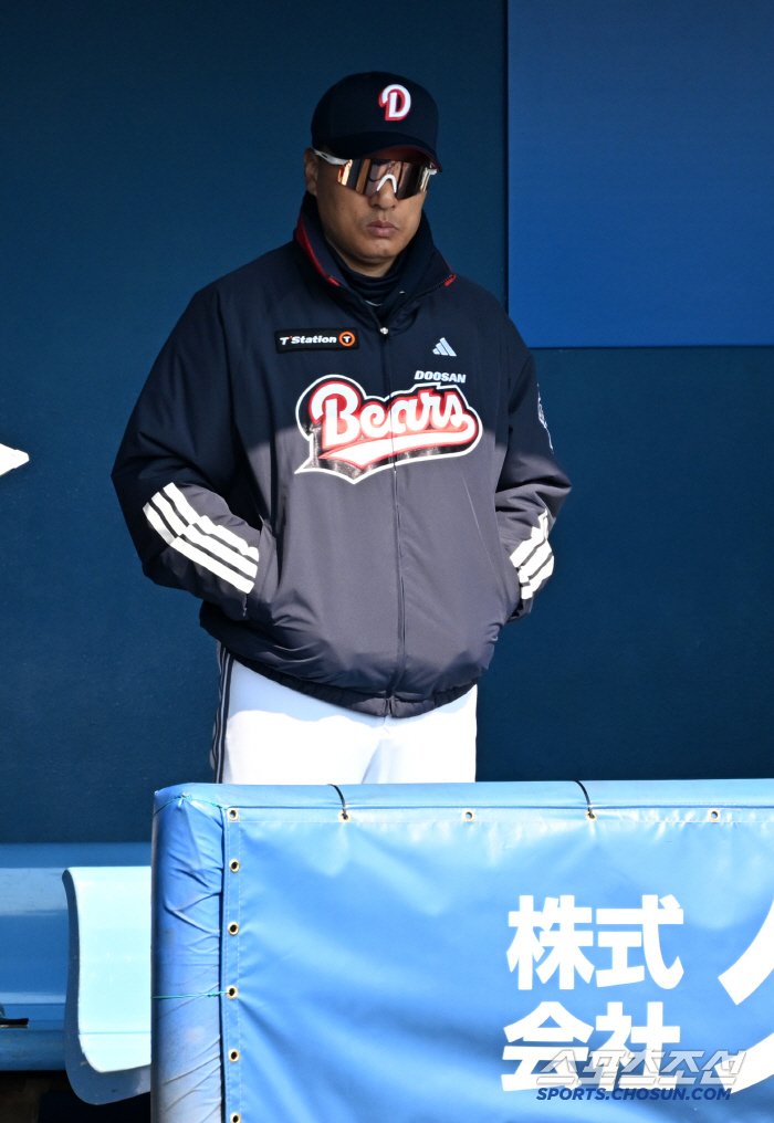 Wow, he's for a match. I've never seen a high-ranking official before.. → The bullpen pitching wasn't good, but the power in the first game was banging! Officials took a sigh of relief. 