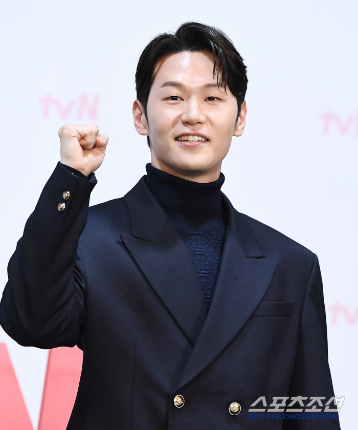  Lee Hak-joo's supporting role as a scene stealer at Potato Research Institute