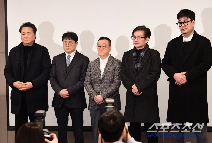  Representatives of record producers appealing about popular music issues