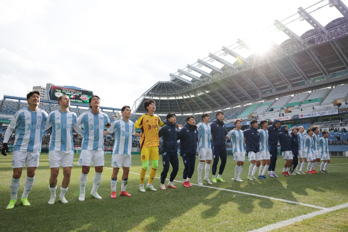 Welcome. It's the first time for Hyundai to play the Derby, but Ulsan, 1 win, 1 draw, Jeonbuk Big Bang...Kim Pan-gon → Foye's Rival Debut