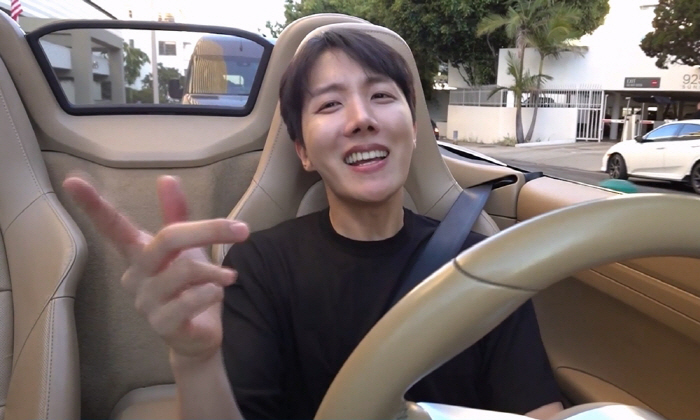 BTS also goes to drive-through in person..j-hope, hamburger eating show in an open car (I live alone)