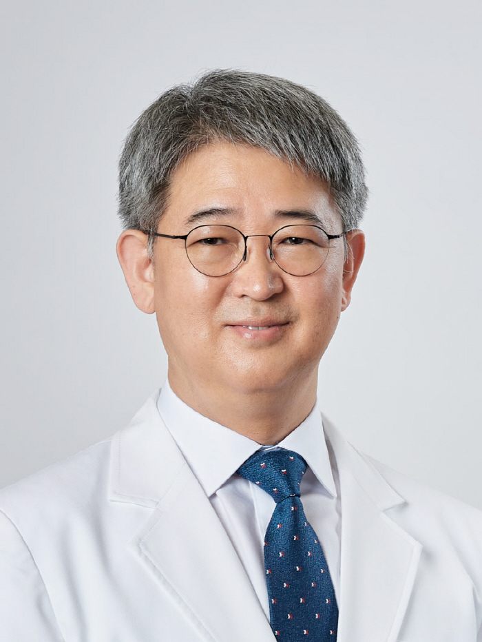 Chung Yong-hoon, the new hospital director of Chung-Ang University Gwangmyeong Hospital, does his best to leap forward to a higher general hospital