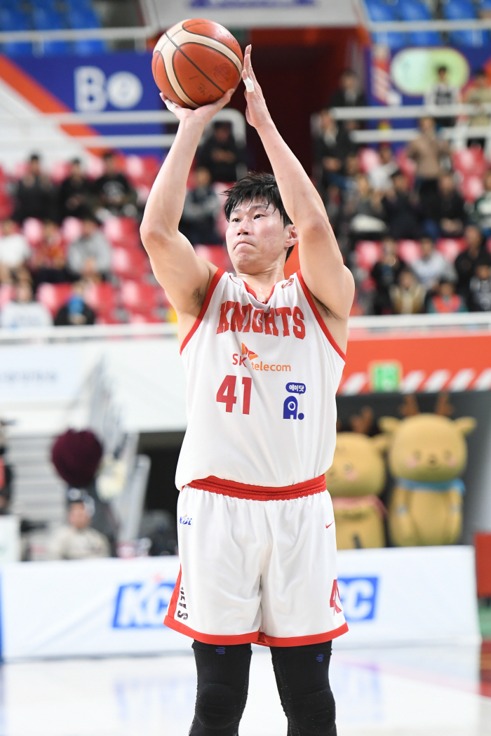 Seoul SK Oh Se-geun overpowered Hyundai Mobis with 15 points, leading the way alone