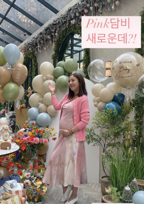 Son Dam-bi, a baby shower party with her full-term D-line best friends who showed off in a pink dress