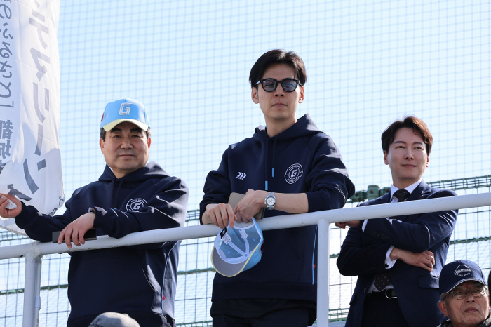 Shin Yoo-yeol, vice president of Lotte Holdings who visited the camp, asked us to do thoroughly so that we can play autumn baseball