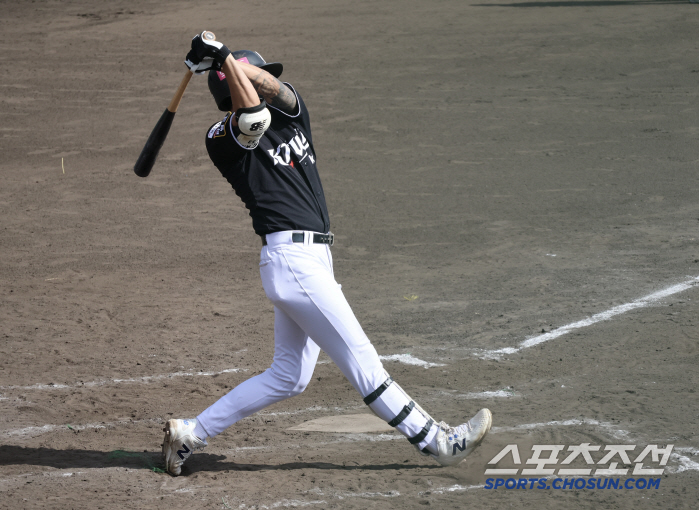 The 154km rookie finish collapsed in the ninth inning with a two-run shot. 21 scoreless innings over. Oh Won-seok, Heysus cuevas scoreless, Kim Min-hyuk home run KT, and LG won 5-0 (Okinawa Review)