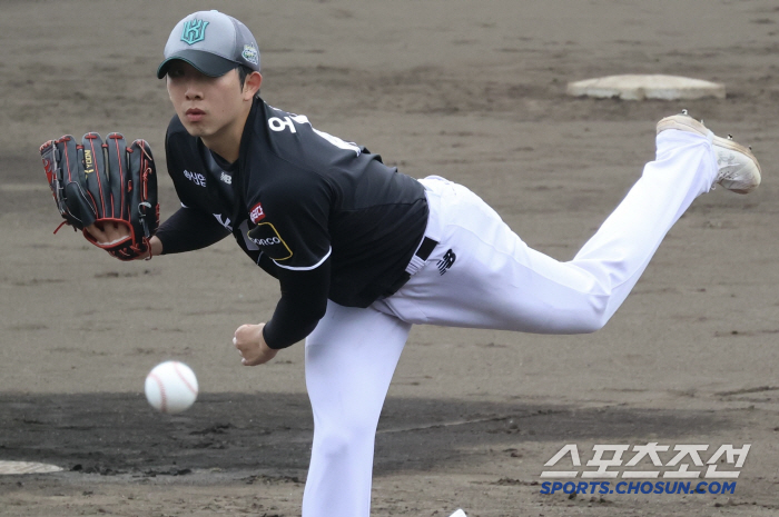 The 154km rookie finish collapsed in the ninth inning with a two-run shot. 21 scoreless innings over. Oh Won-seok, Heysus cuevas scoreless, Kim Min-hyuk home run KT, and LG won 5-0 (Okinawa Review)