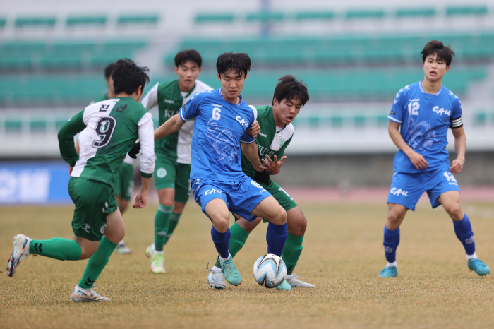 Han Seung-yong Theater's Header Goal Konkuk University took Chung-Ang University 31 at the end of the extension and recaptured the top in 20 years