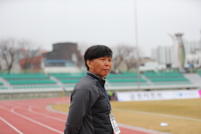Han Seung-yong Theater's Header Goal Konkuk University took Chung-Ang University 31 at the end of the extension and recaptured the top in 20 years