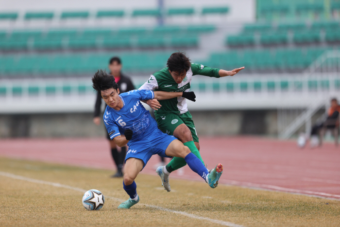 Han Seung-yong Theater's Header Goal Konkuk University took Chung-Ang University 31 at the end of the extension and recaptured the top in 20 years