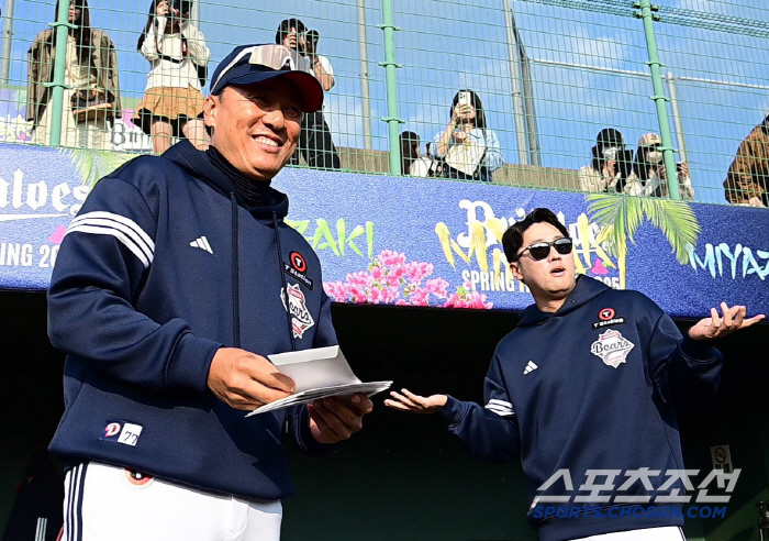 Director Lee Seung-yeop gave encouragement with a big smile the day after the shock therapy. 