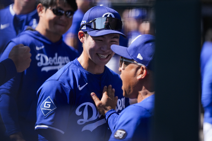 He clapped and beat his hip with his hands torn apart, and he was happier than Roberts' wild hit by Kim Hye-sung's home run