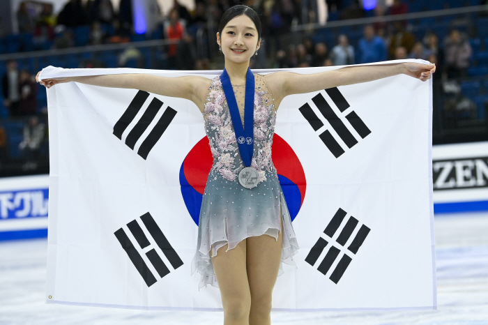 Junior World, last medal → No regrets, figure skating future Shin Ji-ah, silver medal for the first four years in a row...7th place → 2nd place twist