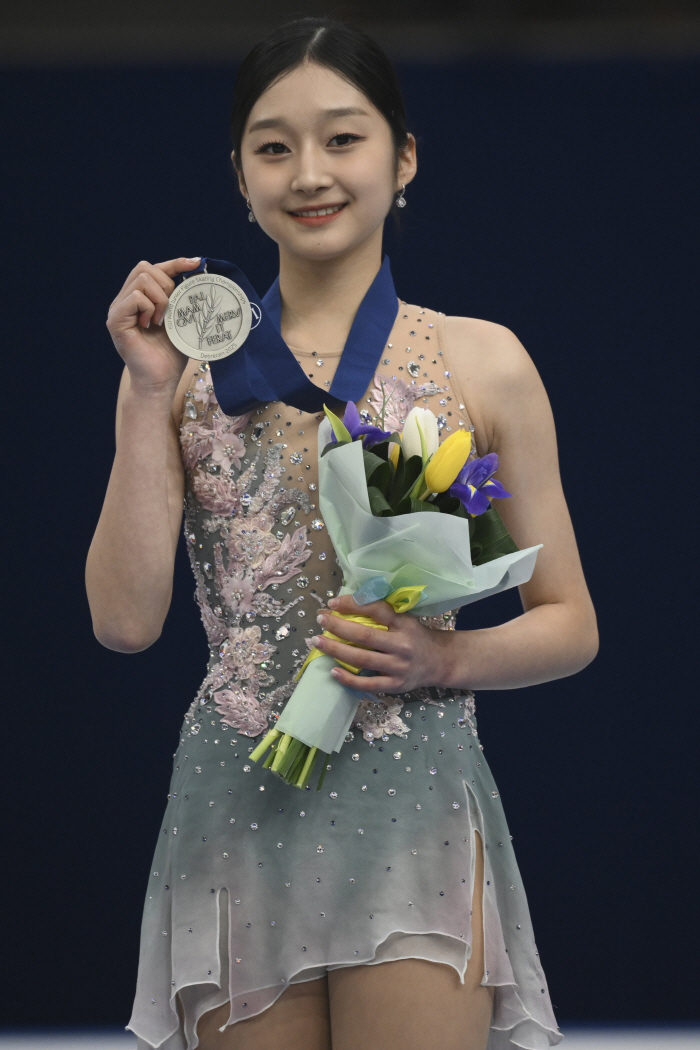 Junior World, last medal → No regrets, figure skating future Shin Ji-ah, silver medal for the first four years in a row...7th place → 2nd place twist