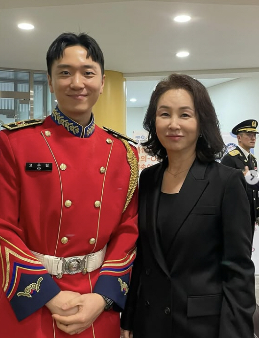 'Kim Yu-na ♥' Ko Woo-rim captures the March 1st celebration..A precious two-shot with Kim Mi-sook