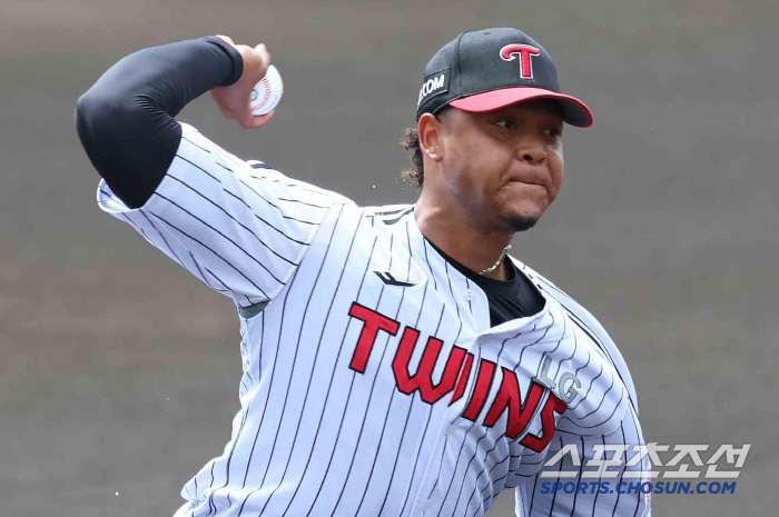 Last year's semi-PO, five scoreless games and two innings of 3K scoreless to KT, which met El Dong-won again (Okinawa Field)