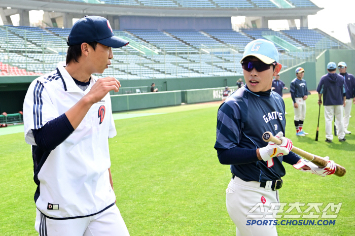 Minseok, are you a superstar or what! The older brothers' mischief toward Kim Min-seok, who visited Lotte in Doosan's uniform 