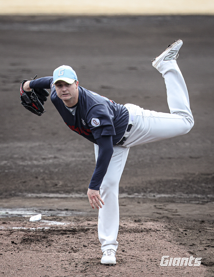 My ball is slow? Up to 151km of fastball → right-handed batters and full sweeper...Davison's confidence proved in practice  