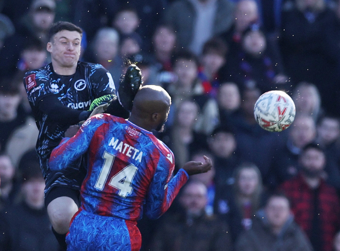 Shock the worst foul ever! Kung Fu Kick → Ambulance Transfer after wearing an oxygen respirator in the FA Cup Round of 16