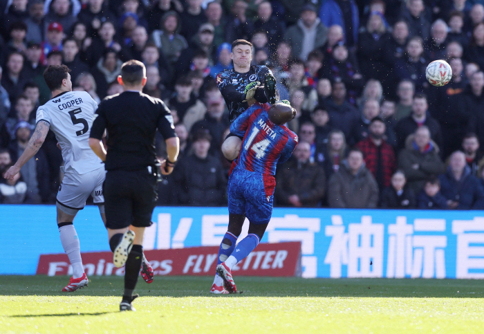 Shock the worst foul ever! Kung Fu Kick → Ambulance Transfer after wearing an oxygen respirator in the FA Cup Round of 16