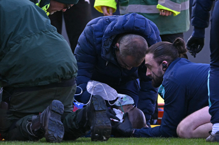 Shock the worst foul ever! Kung Fu Kick → Ambulance Transfer after wearing an oxygen respirator in the FA Cup Round of 16