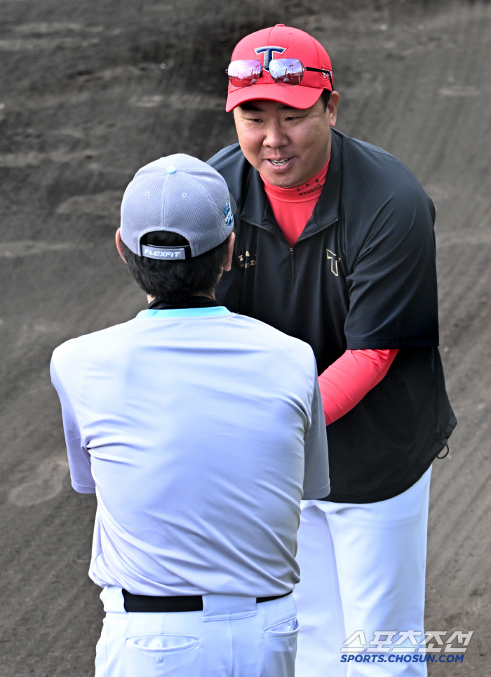 15 hits exploded to KT, the favorite, and won 6-2. Miso Ji-eun and Lee Beom-ho will challenge for the second consecutive time