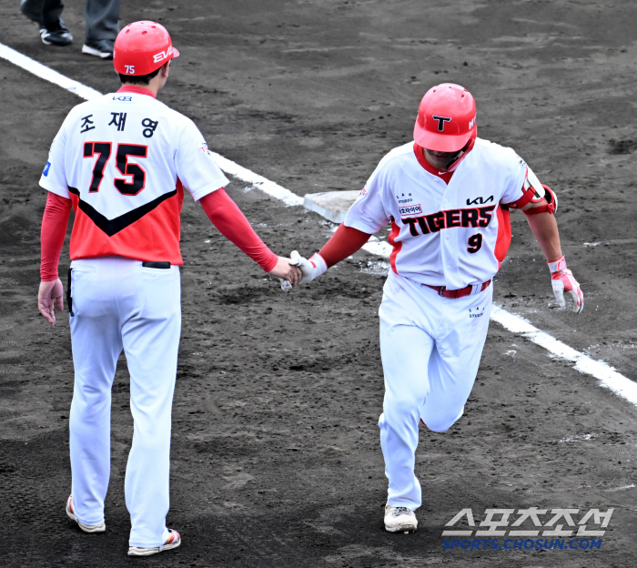 15 hits exploded to KT, the favorite, and won 6-2. Miso Ji-eun and Lee Beom-ho will challenge for the second consecutive time