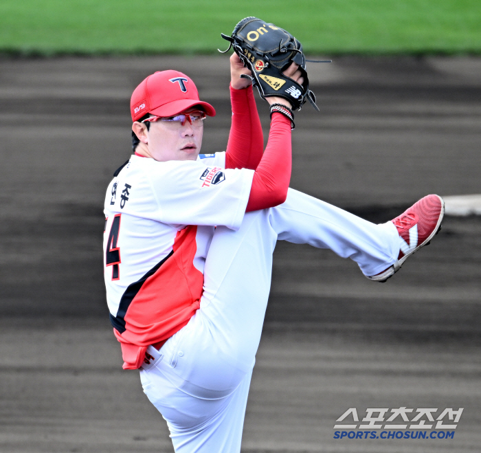 15 hits exploded to KT, the favorite, and won 6-2. Miso Ji-eun and Lee Beom-ho will challenge for the second consecutive time
