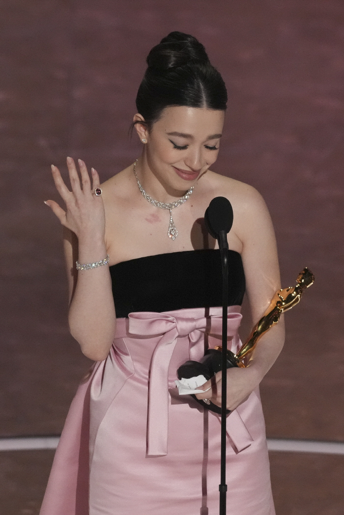  Demi Moore, the winning streak is broken..Best Actress Award..26-year-old Mikey Madison wins Oscars